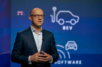 VWの経営戦略「NEW AUTO」については、市場の成長予想などが非常に大胆だったのに対し、営業利益率の目標が控えめな点も目についた。写真はVWのアルノ・アントリッツCFO（最高財務責任者）。