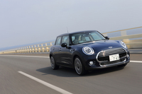 従来モデルからの外観の変化は少なく、丸型のヘッドランプに内蔵されたLEDデイタイムランニングライトと、最新のCI（コーポレートアイデンディディー）に基づいた新しいMINIのロゴなどが、見分けるポイントとなっている。