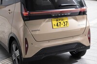 テールゲートを横断するリアコンビランプでワイドなイメージを強調。点灯パターンは日本伝統の格子をモチーフにしている。