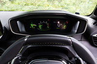 メーターパネルは遠近2層式。立体的に見えることから、プジョーではこれを「3Dデジタルヘッドアップインストゥルメントパネル」と呼んでいる。表示デザインは「ダイヤル／ドライブ／最小／パーソナル1／パーソナル2」の5種類から任意に選ぶことができる。