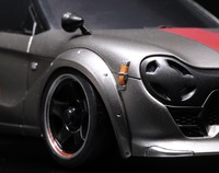 フェンダーのリベットやボンネット固定ボルトなど、ディテールもリアルに再現されている。