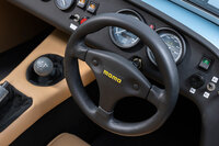 標準装備されるMOMO製の小径ステアリングホイール。「170S」を含むケータハムの車両にはパワーステアリングやブレーキサーボは備わっておらず、ドライバーは自身の腕力と踏力だけでクルマを曲げ、制動することが求められる。