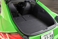ラゲッジスペースの広さは特筆もの（写真は後席を倒した状態）。開口部も大きく、使い勝手は良好だ。
