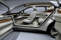 乗り降りがしやすく、十分なヘッドルーム持つ観音開きのサイドドアを採用。