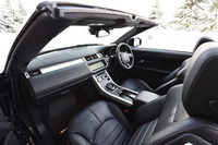 試乗車の内装色はエボニー。随所にアルミのフィニッシャーがシャープに光る。