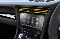 レーシングイエローのエアコンルーバーが目を引く。その下の7インチモニターはタッチパネル式。