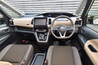 スタータースイッチやセンターコンソールのトレイなどには、ブルーのアクセントが加えられている。