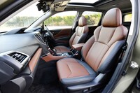 ナッパレザー仕立てのシート（写真）はオプション。標準タイプははっ水性のあるファブリックと合成皮革で仕立てられている。