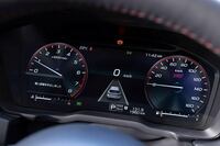 メーターパネルのデザインは「STI Sport R」専用。レッドリングや「STI」ロゴでドレスアップされている。