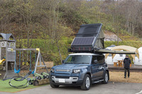 オーナーのライフスタイルに合わせてさまざまなカスタマイズが行えるのもランドローバー車の魅力。東京から参加のこちらの車両には、車中泊用のルーフテントが備わっていた。