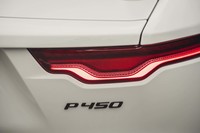 リアコンビランプは、やや直線的なデザインに。その下方に添えられるグレード名は、エンジンの出力に基づき定められている。