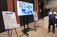 プレゼンテーション後には、各展示エリアにて分野ごとの説明を聞く。こちらは技術戦略本部と法規・認証本部の展示。スズキでは技術戦略本部が各マーケットの情報を収集。技術開発戦略を立てて実施・主導する。
