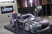 会場では、開発ドライバーの飯田 章と立川祐路が登壇。アンベールに臨んだ。