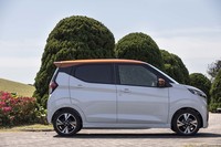 ルーフが浮いているように見えるデザイン処理や、ブーメラン型のリアコンビランプも特徴。これらの意匠により「ひと目で日産車とわかってもらえるデザイン」を目指したという。