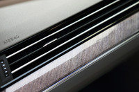 「Rライン」がインテリアトリムにアルミパネルを採用するのに対し、「エレガンス」ではウッドパネルとなる。