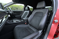 ブラックを基調とするプライムスムース×ウルトラスエードのコンビ表皮に赤いステッチを採用するシートは、ガソリン車の「RS」と共通。内装色は、外板色にかかわらずブラックとなる。