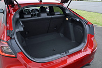 「シビックe：HEV RS」のラゲッジスペース。容量は床上が404リッターで、床下に5リッターのサブトランクが用意されている。