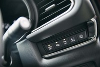 ドライバーの右前方には、ドライバーの右前方には、悪路の走破性を高めるオフロード・トラクション・アシストや、パーキングセンサーなどのスイッチが並ぶ。