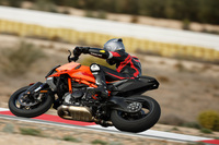 二輪のライディングにおいては、ライダーは車体をコーナー内側に傾かせ、その重力と遠心力とのバランスをとりながらコーナリングを行う。