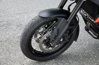 タイヤサイズは前が110/80R19、後ろが150/70R17。同車専用設計のアドベンチャーバイク用タイヤ「ブリヂストン・バトラックス アドベンチャーA41」が装着される。