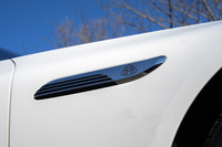 フロントフェンダーにはマイバッハロゴ入りのプレートが貼られている。