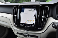 センターコンソールに備わる縦型9インチディスプレイ。カーナビやオーディオ、安全装備のほか、一部搭載車に備わるマッサージ機能の操作は、この画面をタッチして行う。