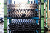 素材から組み立てまで一貫生産できることがカヤバの強み。造管からオイルシールの製造工程までを同じ工場内に持つのは世界でもここだけだという。写真はスチールの板材から製作されたパイプで、ショックアブソーバーの内筒や外筒に使用される。