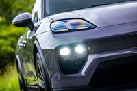 4灯式のデイタイムランニングランプの下部に、LEDヘッドランプを配置する新型「マカン」のフロントフェイス。左右のヘッドランプ間にグリルを置かないデザインがBEVであることを主張しているかのようだ。