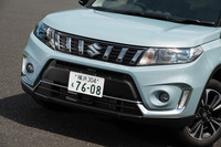 外観では、スモークメッキのフロントグリルやメッキ装飾のバンパーガーニッシュ、新しい意匠の前後ランプが、マイナーチェンジ後のモデルの特徴だ。