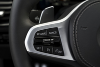 ステアリングホイールのスポーク部には、クルーズコントロール（写真）のほか、カーオーディオなどの操作スイッチが並ぶ。