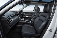 車内においては、ソフトマテリアルで覆うなどして上質さを演出。64色のアンビエントライトや各席用のUSBポートなどもセリングポイントとされている。