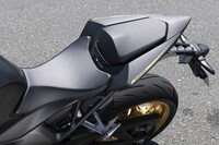 スポーティーなモデルだけに、シート高は809mmとやや高め。とはいえ車体／シートは中央部が大きく絞り込まれているので、意外と足つき性は悪くない。