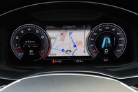 12.3インチの液晶パネルを使用する「バーチャルコックピット」と呼ばれるメーター。ナビ（写真）のほか、各種車両情報が切り替え表示可能になっている。