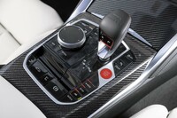 トランスミッションは「Mステップトロニック」と呼ばれる8段ATのみ。シフトレバー（写真）のほかシフトパドルを使って手動変速できる。