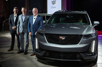 発表会で「キャデラックXT6」を紹介したキャデラックのスティーブ・カーライル社長（写真右端）。写真のモデルはグリルにメッシュデザインを採用した「スポーツ」。