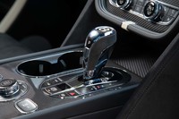 トランスミッションは8段ATのみ。シフトレバーはアルカンターラ巻きとなる。