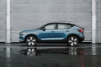 車格のうえで近いのはコンパクトSUVの「XC40」。「C40リチャージ」は、クーペライクなルーフラインが最大の特徴となっている。