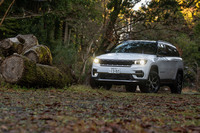 現在、ジープは「コマンダー」と「グランドチェロキーL」という2種類の3列シートSUVをラインナップしているが、ボディーサイズは全長で430mm、全幅で120mmもコマンダーのほうが小さい。日本の都心部でもなんとか普段使いできる大きさとなっているのだ。