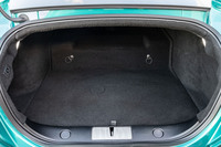 キャビンから独立したトランクルーム。273リッターという積載容量が確保される。50：50分割式の後席の背もたれを倒すことで長尺物の積載にも対応する。