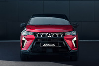 三菱のデザインアイデンティティーである「ダイナミックシールド」をより強く印象づけるフロントフェイスを採用。