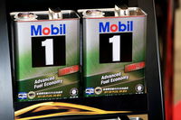 新たにラインナップに加えられた0W-16の「Mobil 1」。あまりにサラサラとしているため、初めて取り扱ったサービスマンが「これ本当にオイル？」という疑問を抱いてしまうほどだとか。
