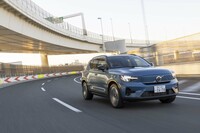 フロントに搭載された駆動用モーターは最高出力231PSと最大トルク330N・mを発生。シングルモーターでも0-100km/hが7.4秒となかなかの快足だ。