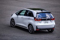 「フィットe：HEVモデューロX」のボディーカラーは、試乗車の「プラチナホワイト・パール×ブラック」のほか、「ミッドナイトブルービーム・メタリック」「プラチナホワイト・パール」「クリスタルブラック・パール」が用意される。