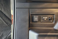 「外部電源入力キット」を使えば、エンジン停止中でも電化製品が利用できるようになる。写真は車内左リアに備わるAC100V・1500Wのコンセント。