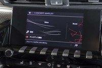 8インチタッチスクリーンの手前には、ピアノの鍵盤（けんばん）を思わせるトグルスイッチが並ぶ。