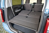 大幅に低められた床面が目を引く「N-WGN」の荷室。脱着可能なフロアボードとスライドおよび分割可倒機構を備えたリアシートによる、多彩なアレンジも特徴だ。