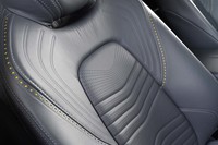 レザーシートには、紳士靴のデコレーションを思わせる凝った細工が施されている。