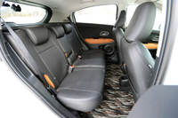 後席（写真）も前席と同様に、シートカバーで覆われる。個性的な色使いのフロアカーペットマット（5万9400円）には消臭・抗菌加工が施されている。