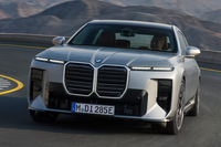 巨大キドニーグリルの代表例である現行型「7シリーズ」。　
	渕野「BMWは最近まで、巨大キドニーなどの派手なデザインが多かったから、『これじゃダメだ。今までとは違うものをつくらなきゃ』っていう、反動があったのかもしれませんね」