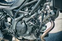 エンジンは645ccの排気量を持つ水冷VツインDOHC。不等間隔爆発ならではのサウンドに加え、「アクセル開度1°にまでこだわった」という制御により、スムーズで扱いやすい特性も持ち合わせている。